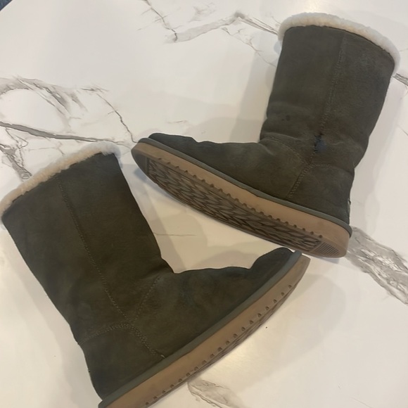 Ugg Koolaburra Boot, Size 7, Olive Green, 2 button closure, Winter boot, warm - Picture 9 of 14